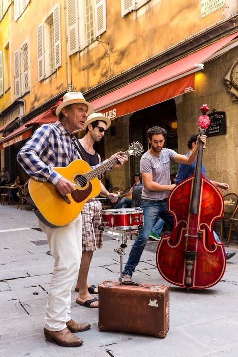 Street Musicians, Landscape Pencil Drawings, Musician Photography, Urban People, Street Musician, Draw People, Drawing People Faces, Sketches Of People, Pose References