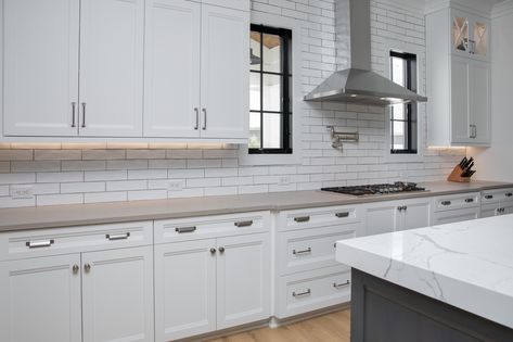 Range Hood Ideas Cathedral Ceiling, Stove With Windows On Each Side, Modern Kitchen Stoves, Kitchen With Windows, Home On A Hill, Type Of Kitchen, Beautiful White Kitchens, Stove Kitchen, Remodel Kitchen Ideas