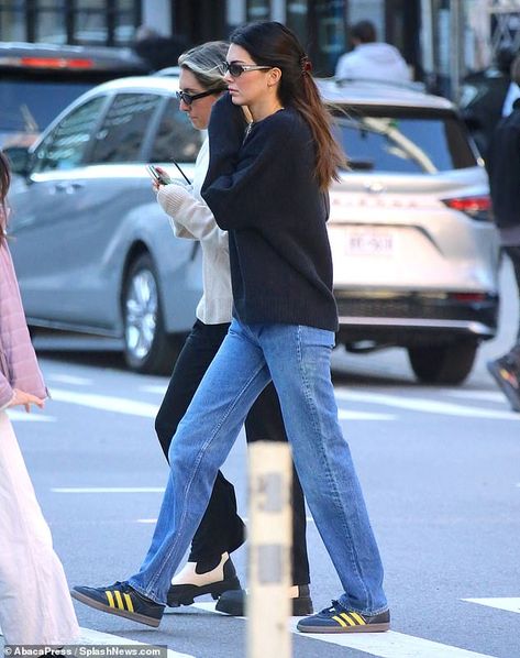 Kendall Jenner Off Duty, Kendall Jenner Jeans, Street Style Sporty, Sweater And Jeans, The It Girl, Kendall Jenner Street Style, Off Duty Outfits, Girl Guide, Kendall Style