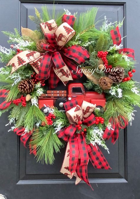 Christmas Wreath With Red Truck, Vintage Truck Decor, Christmas Wreath Farmhouse, Red Truck Wreath, Mesh Crafts, Farmhouse Truck, Farmhouse Wreaths, Truck Wreath, Truck Decor