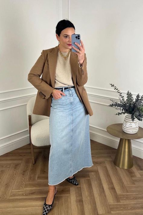 From boots to heels, these are the best shoes to wear with maxi skirts this season. Click through to see our favourite options. How To Style A Denim Skirt, 2000 Fashion Trends, Denim Skirt Fashion, Good Fashion, Glamorous Fashion, Denim Skirt Outfits, Long Denim Skirt, Midi Denim, Best Shoes