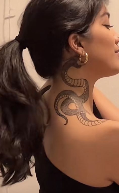 Neck Tattoo Girl, Snake Around Neck, Snake Neck Tattoo, Girl Neck Tattoos, Tattoo Girl, Tattoo Inspo, Neck Tattoo, Tattoo Art, Girl Tattoos