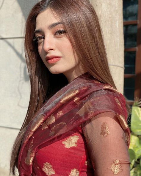 Nawal Saeed, Bollywood Designer Sarees, Pakistan Dress, Pakistani Women Dresses, Beautiful Eyes Pics, Arabian Beauty Women, Indian Photoshoot, Casual Party Dresses, Stylish Sarees