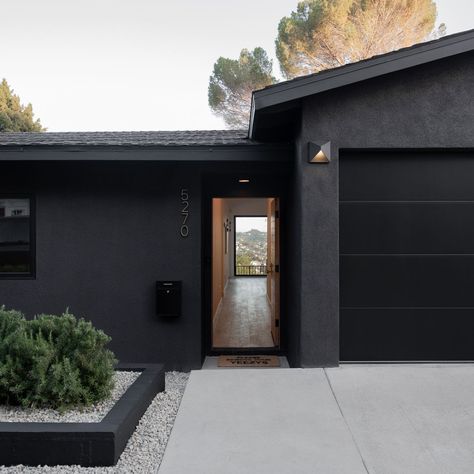 Picking the right stucco paint color can be a challenge, but whether you want to go bold or stay neutral, there are many transformative options. Stucco House Colors, Stucco Paint, Stucco Colors, Exterior House Colors Stucco, Black Houses, Stucco Homes, Stucco Exterior, Grey Houses, Black House Exterior