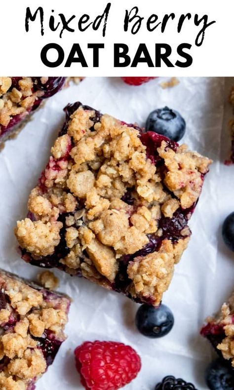 Mixed Berry Oat Bars are a perfect summer treat everyone will love! Bursting with fresh berries and hearty oats, a touch of cinnamon and all the buttery crumble topping! #oatbars #mixedberry #berryoatbars #oatmeal Berry Oat Bars, Berry Bars, Berry Crumble Bars, Berry Oatmeal, Berry Crumble, Berry Breakfast, Berry Dessert, Crumble Bars, Berry Jam