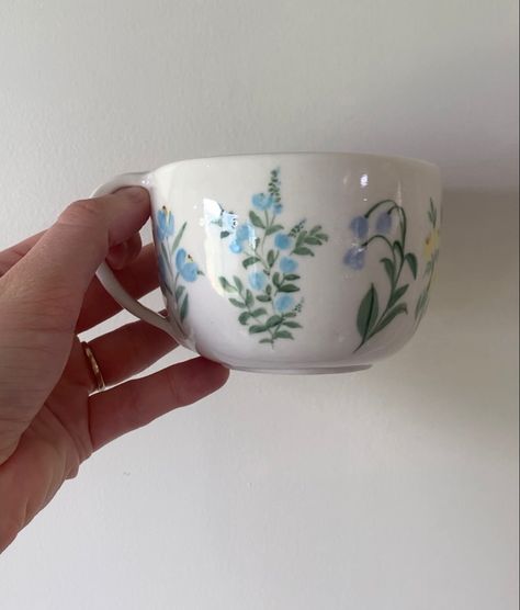 Cute Ceramic Floral Mug. Handpainted floral mug. Floral Pottery Painting, Hand Painted Mugs Ideas, Cute Mugs Aesthetic, Cottage Core Painting, Mother Daughter Crafts, Pretty Ceramics, Clay Glazing, Cozy Mugs, Ceramics Sculptures