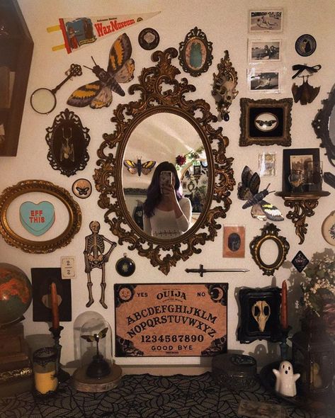 Dark Academia Mirror Wall, Oddities Living Room, Gothic Room Ideas Diy, Gothic Gallery Wall, Occult Decor, Gothic Decor Bedroom, Gothic Bedroom, Dark Academia Decor, Dark Home Decor