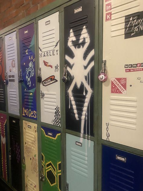 High School Locker Ideas, Aesthetic Locker Decor, School Locker Organization, High School Lockers, Room Grunge, Locker Ideas, Locker Organization, Performing Arts School, Locker Accessories