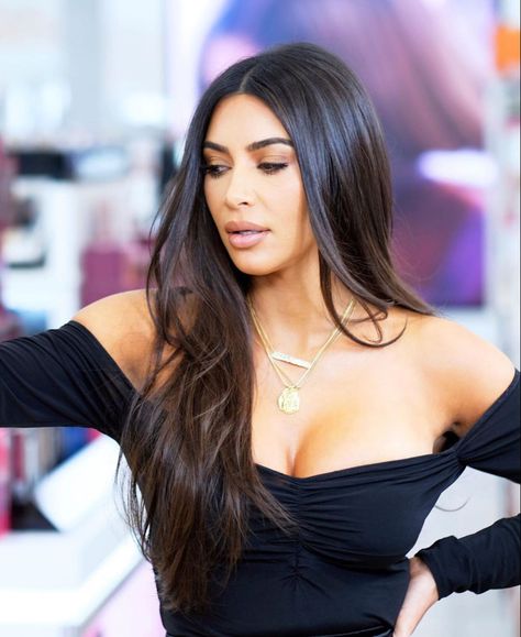 Kim kardashian long hair with volume hair style Kardashian Long Hair, Kim Kardashian Long Hair, Long Hair With Volume, Kim Kardashian Haircut, Long Vs Short Hair, Long Hairstyles Ideas, Hair With Volume, Long Hair With Layers, Khloe Kardashian Hair