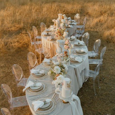 Curvy table with cream tablecloth, clear chairs, white flower bouquets {Photo: Emily Magers / Flowers: Layered Vintage} Serpentine Table, Tree Wedding Ceremony, Joshua Tree Wedding, Neutral Wedding Colors, Neutral Wedding, Table Set Up, Long Table, Wedding Color Palette, Desert Wedding