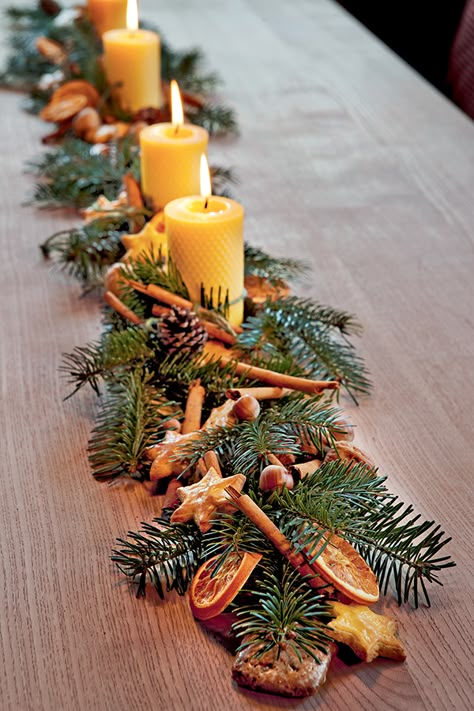 Christmas Centrepiece Ideas, Jul Diy, Christmas Dining Table Decor, Flocked Christmas Trees Decorated, Natural Christmas Decor, Christmas Flower Arrangements, Orange Christmas, Christmas Table Centerpieces, Pencil Christmas Tree