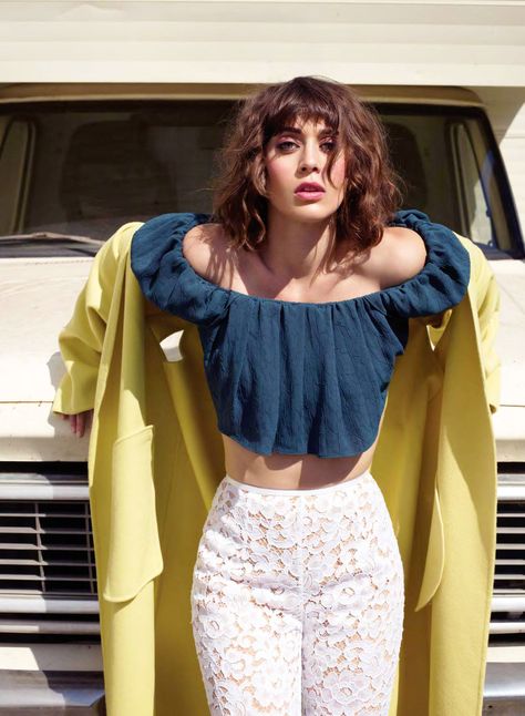 Lizzy Caplan - Flare Magazine - December 2013 Lizzie Caplan, Lizzy Caplan, Dramatic Classic, Mean Girls, Gq, Style Icons, Beautiful People, Influencer, Persona