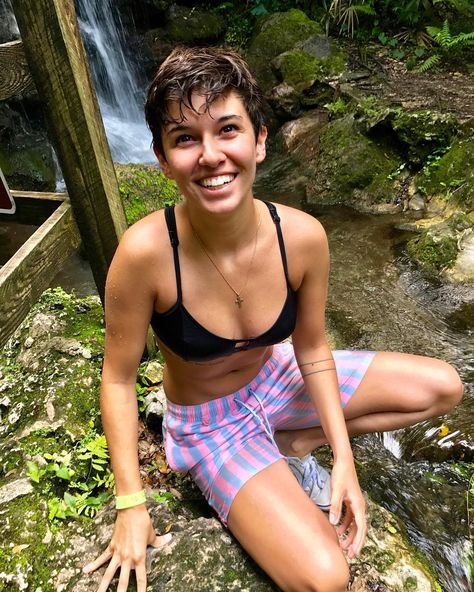 Kassidy Drake on Instagram: “i just wanna stay this happy and keep seeing new places 🙏🏼 • • • #summer #waterfall #swim #tan #pixiecut #nosering #tomboy #androgynous…” Bathing Suit For Tomboy, Tomboy Swimsuit Bikinis, Nonbinary Swimwear, Masc Swimwear, Lesbian Swim Outfit, Androgynous Swimwear, Tomboy Swimwear, Tomboy Swim, Tomboy Summer