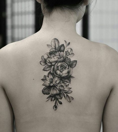 Women Back Tattoo Cover Up, Middle Of Back Tattoo, Black Flowers Tattoo, Lovely Tattoo, Floral Back Tattoos, Tattoos Inspo, Feminine Tattoo Sleeves, Flower Tattoo Back, Bouquet Tattoo