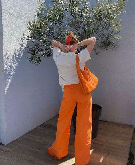 ginger girl orange colorful outfit monochrome indie blue vibes fashion converse sunglasses bag ootd inspo fit cute summer aesthetic basic bangs ginger hair summertime ginger look ootw Bangs Ginger Hair, Cute Orange Outfit, Cute Summer Aesthetic, Summer Dreaming, Blue Vibes, Colorful Outfit, Orange Outfit, Ootd Inspo, Pastel Fashion