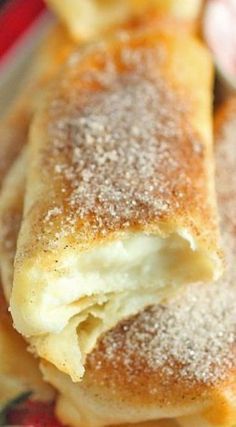 Cheesecake Roll Ups, Cheesecake Rolls, Fancy Desserter, Fried Cheesecake, Weight Watcher Desserts, Strawberry Sauce, No Sugar Foods, Roll Ups, Food Blogs