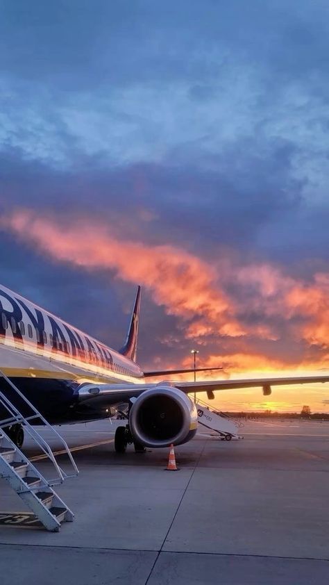 Flight Take Off Wallpaper, Airport Sunset Aesthetic, Photo Avion Aesthetic, Ryanair Aesthetic, Aeroport Aesthetic, Airplanes Aesthetic, Viaje Aesthetic, Aviation Aesthetic, Pilot Aesthetic