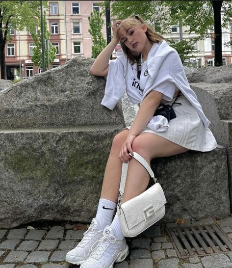 Nike Air Max 97 Outfit Women Ideas, Nike Tn Women, Nike Air Max Tn Outfit, White Tns Outfit, Nike Tn Outfit Women, Air Max Plus Outfits Women, Workout Formats, Nike Air Max 95 Outfit Woman, Nike Air Max Plus Outfit