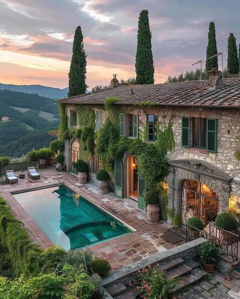 Tuscany House, Italy House, Log Home Designs, Italian Lifestyle, Dream Life House, Italian Home, Countryside House, Mediterranean Home, Mediterranean Homes