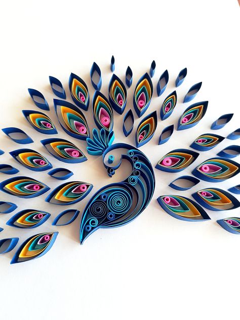 Art With Quilling Paper, Peacock Quilling Art, Quilled Paper Art Wall Decor, Paper Quilling Rainbow, Paper Quilling Dinosaurs, Quilled Turtle, Peacock Quilling, Quilling Artwork, Quilling Wall Art