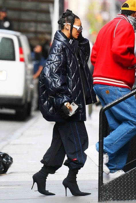 Winter Celebrity Outfits, Rihanna Outfits Classy, Rihanna Winter Outfits, Celine Store, Rihanna Street Style, Looks Rihanna, December Outfits, Rihanna Outfits, Rihanna Looks