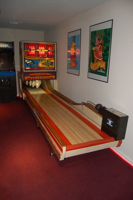 Home bowling alley? [Archive] - KLOV/VAPS Coin-op Videogame, Pinball, Slot Machine, and EM Machine Forums - Hosted by Museum of the Game & IAM Vintage Arcade Games, 80s Arcade Aesthetic, Home Theater Paint Colors, Moodboard Office, Basement Color, Home Bowling Alley, Basement Colors, Basement Games, Home Theater Room Design