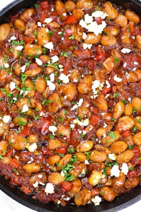 Gigantes Plaki are Greek style baked beans in a delightful tomato and olive oil sauce. It's a great meatless dish full of comforting flavors. Giant Beans Greek, Greek Soups, Greek Beans, Gigantes Plaki, Giant Beans, Olive Oil Sauce, Greek Products, Food Europe, Dinner Party Summer