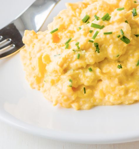 Fluffiest Scrambled Eggs, Fluffy Scrambled Eggs The Secret, Fluffy Eggs Scrambled, Scrambled Eggs Healthy, Best Scrambled Eggs, Restaurant Breakfast, Fluffy Scrambled Eggs, Blueberry Banana Smoothie, Soft Egg