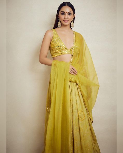 Kiara Advani In Yellow, Kiara Advani Lehenga, Tyaani Jewellery, Kaira Advani, Yellow Lehenga, Latest Designer Sarees, Embroidered Lehenga, Traditional Indian Outfits, Indian Wedding Wear