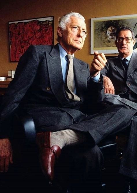 Gianni Agnelli Style, Agnelli Gianni, Costume Beige, Gianni Agnelli, Older Mens Fashion, The Rake, Fast Life, Solid Socks, Float Like A Butterfly