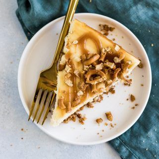 Small Batch Salted Caramel Pretzel Cheesecake - A Sassy Spoon Chocolate Caramel Dessert, Pretzel Cheesecake, Ark Fitness, Caramel Cheesecake Bars, Salted Caramel Recipes, Salted Caramel Pretzels, Salted Caramel Cheesecake, Pretzel Crust, Sweet Soup