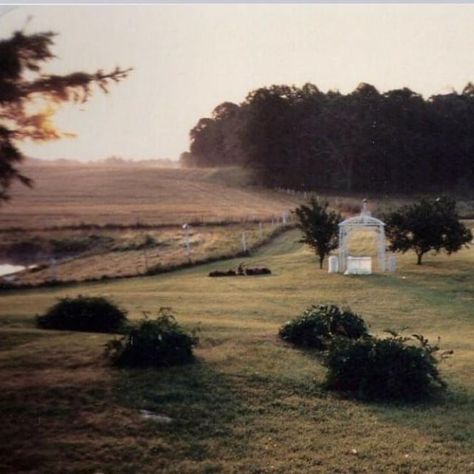 Books that give off this vibe? Anything comforting, nostalgic, folksy, dreamy, etc : r/BooksThatFeelLikeThis Horror Farm Aesthetic, Victorian Farm Aesthetic, 1930s Southern Aesthetic, Mid Western Gothic Aesthetic, 80s Farm Aesthetic, Southern Folk Aesthetic, Southern Romance Aesthetic, 60s Southern Aesthetic, Folk Country Aesthetic