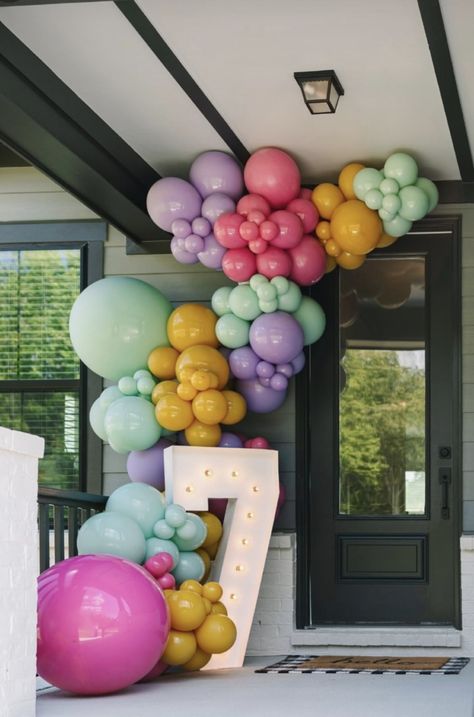 Balloons With Arch Backdrop, Front Door Balloon Arch, Unique Balloon Garland, Outdoor Balloon Decorations, School Balloons, Gender Neutral Baby Shower Themes, Party Balloons Diy, Slumber Party Birthday, Pretty Balloons