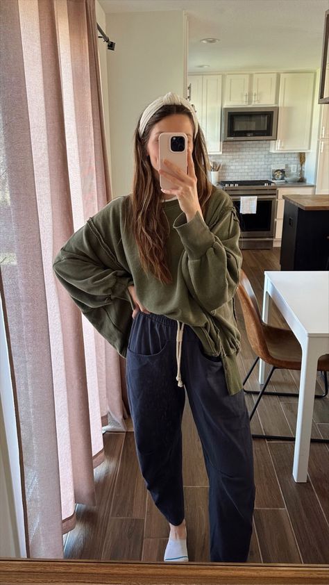 Comfy Outfits Teacher, Women’s Cozy Outfits, Simple Relaxed Outfits, Sweatshirt Comfy Outfit, Green Crew Neck Outfit, Cozy Casual Outfits Spring, Cozy Cute Winter Outfits, Cozy Style Outfits, Sweatshirts Outfit