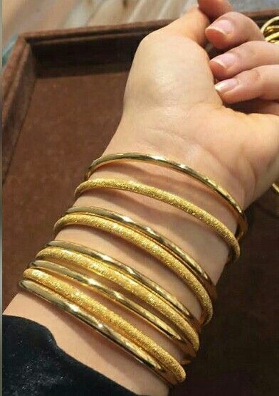 Bangles Jewelry Designs Gold, Jewelry Designs Gold, Gold Bangle Design, Plain Gold Bangles, Solid Gold Bangle, Dubai Gold Jewelry, Bangle Design, Cooking Pizza, Gold Bangles For Women