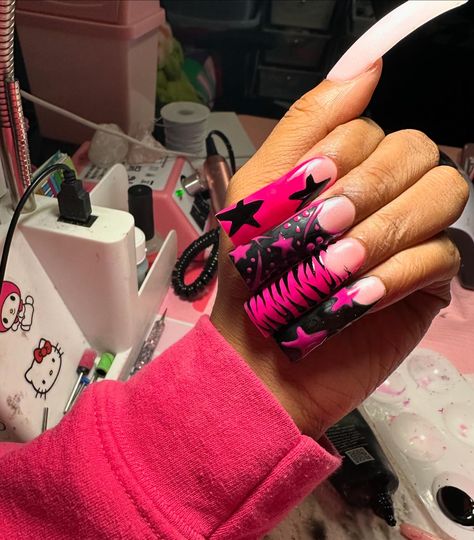 y2k baddie bling set 💕🖤 Baddie Pink Nails, Blk Nails, Nails 2016, Y2k Baddie, Duck Nails, Anime Nails, Sassy Girl, Baddie Tips, Acrylic Nails Coffin Pink