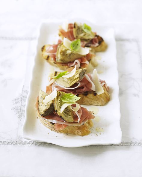 Parma ham, artichoke and parmesan bruschetta Sesame Crusted Tuna, Wedding Canapes, Easy Bruschetta Recipe, Easy Bruschetta, Beef Wraps, Lamb Skewers, Cucumber Bites, Parma Ham, Bruschetta Recipe