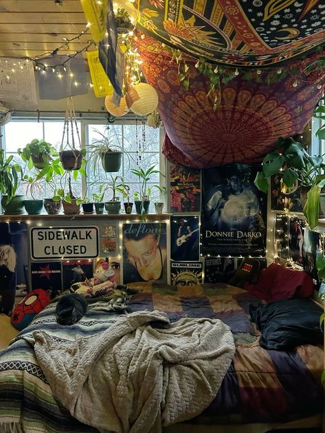 Therian Bedroom, Cluttercore Bedroom, Cluttered Bedroom Aesthetic, Punk Bedroom, Cluttered Bedroom, Vibe Rooms, Dream Bedroom Inspiration, Hippy Room, Comfy Bedroom