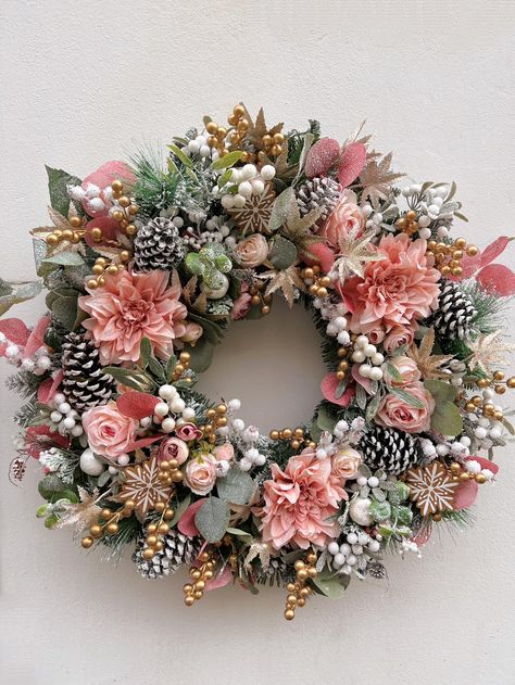 All the peach tones 💕 - Artificial hannah Peach Christmas Decor, Peach Christmas, Floral Door Wreaths, Peach Tones, Witch Shop, Witchy Crafts, Christmas Card Art, Wreath Ideas, Christmas Advent