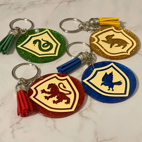 #hogwartsismyhome #hogwarts #hogwartscastle #ravenclaw #hufflepuff #hufflepuffpride #slytherin #gryffindor Vynil Keychain Ideas, Hufflepuff Crafts Diy, Harry Potter Acrylic Keychain, Hufflepuff Crafts, Harry Potter Resin Crafts, Harry Potter Jewelry Diy, Hogwarts Keychain, Acrylic Keychain Ideas Vinyl, Silhouette Cameo Ideas