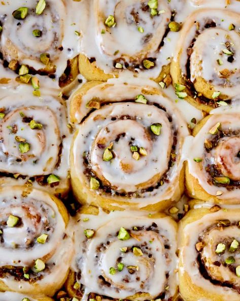 Pistachio Cinnamon Rolls, International Pastries, Swedish Cardamom Buns Recipe, Soft Breakfast, Cardamom Recipes, Cardamom Buns Recipe, Picnic Bday, Cardamom Rolls, Pistachio Cardamom