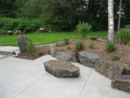 boulder in patio Boulders Landscaping, Boulder Patio, Boulder Seating, Big Stones In Garden, Boulder Landscaping Ideas, Boulder Garden, Landscaping Around Pool, Parterre Garden, Landscaping With Boulders