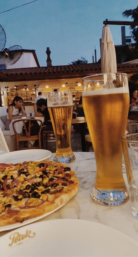 Beer Pizza And Beer Aesthetic, Italian Beer, Italian Theme, Pizza And Beer, Italian Pizza, Theme Wedding, Beer Glasses, Alcoholic Drinks, Pizza