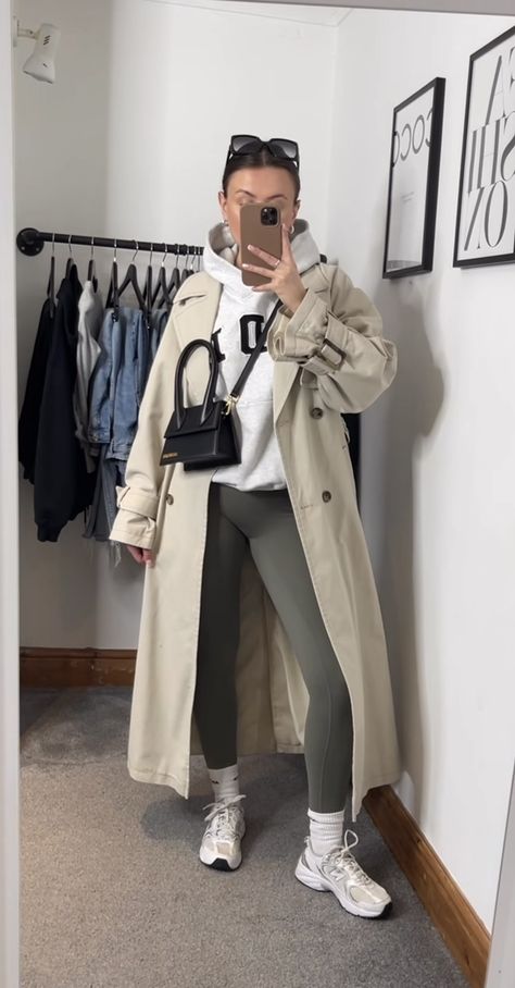 Womens Long Trench Coat, Trench Coat Outfit New Balance, Comfy Trench Coat Outfit, Trench With Leggings, Sweatshirt Trench Coat Outfit, New York Trench Coat Street Styles, Stone Trench Coat Outfit, Sporty Trench Coat Outfit, Trench Coat Street Style 2023