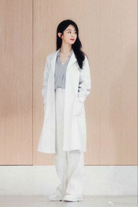 Doctor Work Outfit, Medical Student Outfit, College Outfits Indian, Fashion Trend Pattern, Girls Fasion, Doctor Coat, Girly Style Outfits, Doctor Outfit, Zhao Li Ying