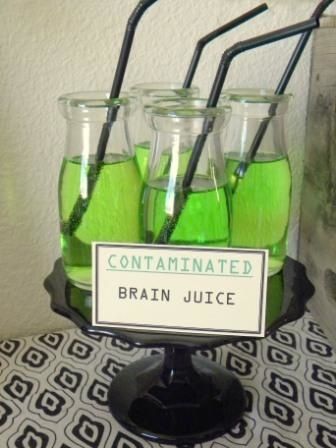 drink serving idea! Looks like lime koolaid, I'm sure there's an alcoholic beverage to be had in there somewhere we can make that green ^_^ Kids Zombie Party, Zombie Themed Party, Zombie Apocalypse Party, Zombie Halloween Party, Zombie Food, Plants Vs Zombies Birthday Party, Creepy Halloween Food, Zombie Birthday Parties, Zombie Prom