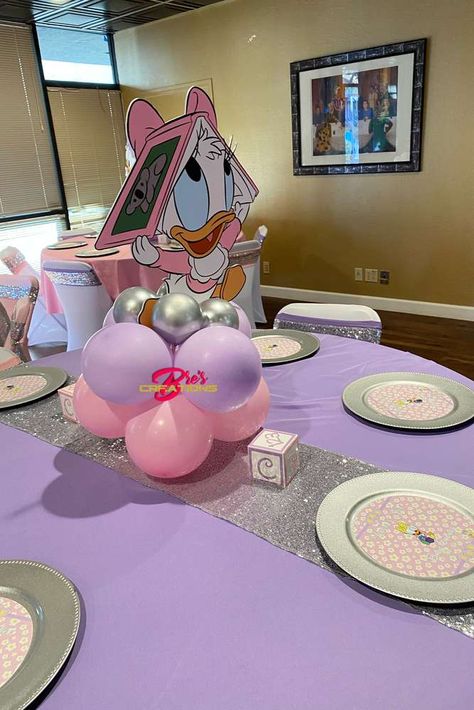 Daisy Duck Centerpiece Ideas, Duck Room Decor, Family Reunion Shirts Designs, Daisy Decorations, Baby Daisy, Baby Shower Duck, Donald And Daisy Duck, Family Reunion Shirts, Reunion Shirts