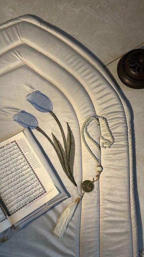 White Quran, Prayer Aesthetic, Quran Aesthetic, Quran Tajweed, Quran Memorization, Muslim Prayer Room Ideas, Islam Aesthetic, Prayer Room Ideas, Wal Paper