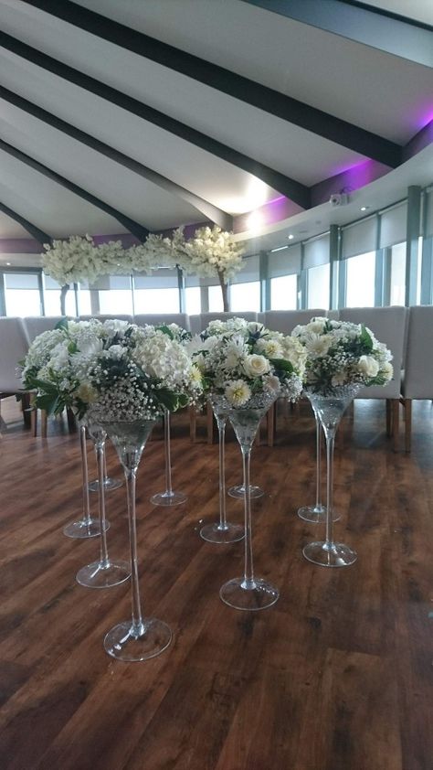 Tall Martini Glass Centerpiece Wedding, Martini Floral Arrangements, Martini Glass Flower Arrangements, Giant Martini Glass Centerpiece, Martini Centerpiece Ideas, Large Martini Glass Centerpiece, Martini Centerpiece, Martini Glass Centerpiece, Amazing Wedding Centerpieces