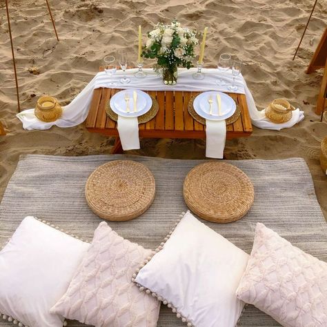 Neutral Picnic at the beach Girls Loft Bedroom, Night Date Ideas, Pop Up Picnic, Picnic Aesthetics, Romantic Beach Picnic, Ideas Picnic, Coastal Luxe, Picnic Inspo, Sunset Picnic